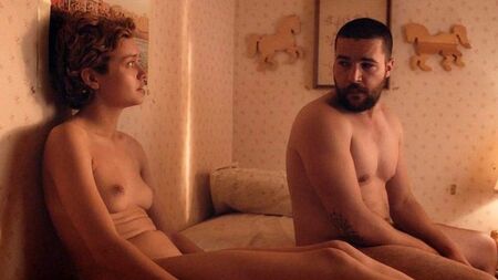Escenas de desnudo de Olivia Cooke en ScandalPlanet.Com