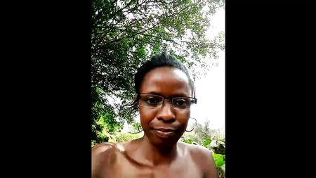 Una joven negra masturbándose en el jardín