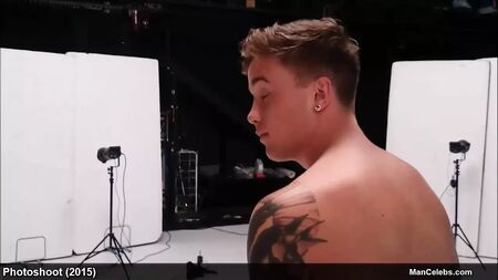 Sesión de fotos con el atractivo famoso Sam Callahan completamente desnudo