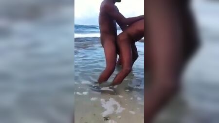 Dos hombres negros manteniendo relaciones sexuales en el mar