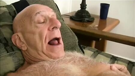 chupándosela al abuelo