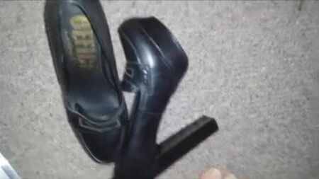Mocasines de tacón grueso cubiertos de una enorme carga