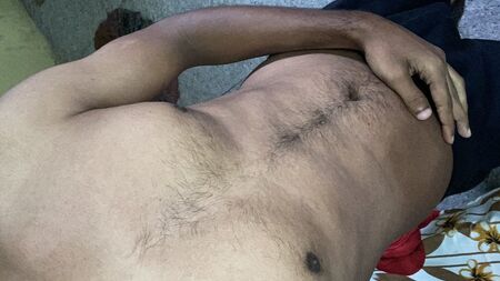 Un cuerpo indio muy sensual, con unos abdominales sensuales y atractivos, te hará correrte a lo grande