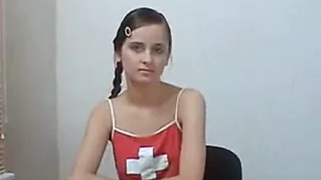 Prueba de cámara anal con una joven guapa