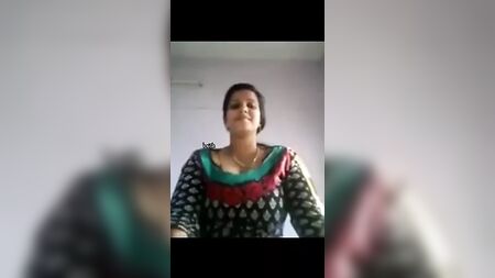 Chica tamil con las tetas grandes