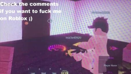 Una chica delgada y cachonda se folla a una chica inocente en un piso de Roblox