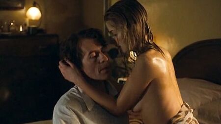 Las tetas al aire de Rosamund Pike en «Fugitive Pieces» ScandalPlanetCom