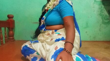 La tía tamil Priyanka muestra su coño en una casa del pueblo