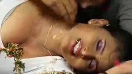 La chica de esta noche es una india muy sexy