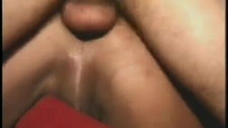 Sexo amateur entre travestis y chicas en una discoteca