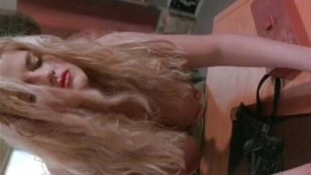 El escándalo de las generosas pechos de Anna Nicole Smith - ScandalPlanetCom