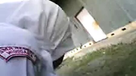 Indonesia - mujer con hiyab follando detrás de un edificio