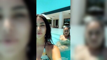 Kim Kardashian y La La Anthony en bikini en la piscina