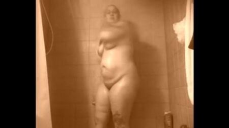 Aficionados en la ducha: mujeres con curvas