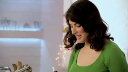 Nigella Lawson - Tetas con top verde