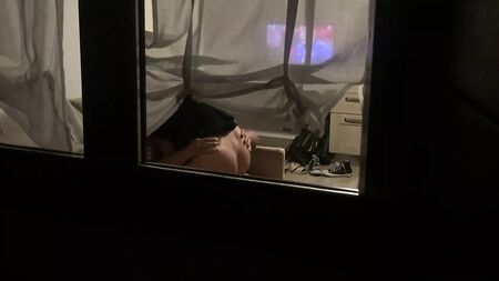 Un voyeur pilló a una pareja manteniendo relaciones sexuales a través de la ventana: un vecino fisgón