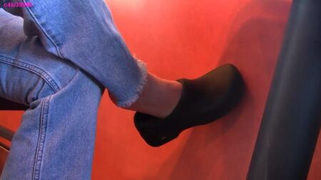 Juegos con los pies descalzos de una empleada de restaurante