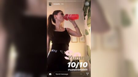 Minijello: «Tetas monas» en una historia de Instagram