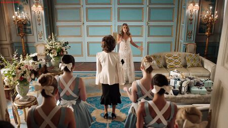 Elizabeth Hurley, Emily Barber - The Royals, temporada 4, episodio 6 (2018)