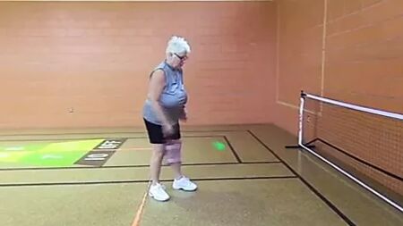 Una madura con las tetas enormes y caídas, sin sujetador, jugando al pickleball