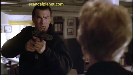 Escena de desnudo de Erika Eleniak en «Under Siege» en ScandalPlanet.Com