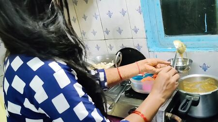 Una cuñada india está cocinando en la cocina y follando con su cuñado
