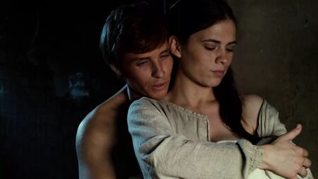 Escena de sexo con Hayley Atwell desnuda en «Los pilares de la Tierra»