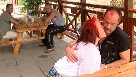 A la abuela gordita y tetona le gusta que la vean mientras tiene sexo