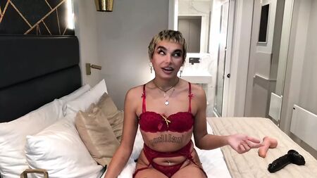 Angel Jules X - Un femboy checo se mete una polla de 33 cm y se corre