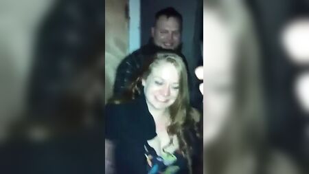 La mujer de un amigo enseñando las tetas delante de todos sus amigos