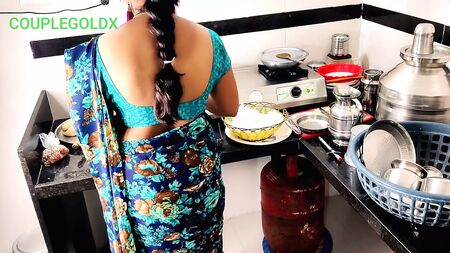 (Sexo en la cocina) 6) La suegra no deja de gemir hasta que terminan de follar