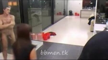 Los hombres de Gran Hermano desnudos