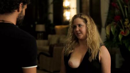 Amy Schumer con las tetas al aire