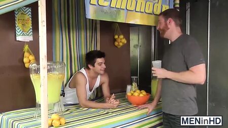 A Johnny Rapid le follan el culito en público