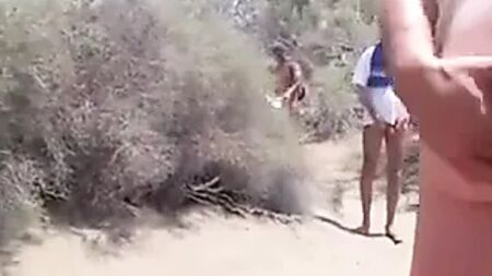 Dejar que mi mujer le haga una paja a un desconocido en la playa TTT