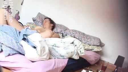 Esposa masturbándose, cámara oculta