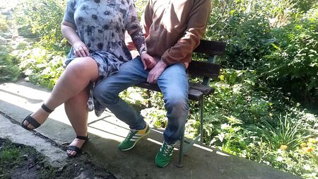 Una suegra cachonda se lame el semen de los dedos tras hacerle una paja a su yerno al aire libre