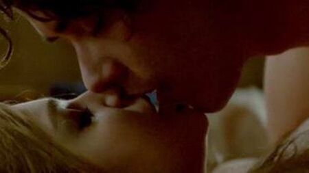 Escena de sexo de Chloe Grace Moretz - Si me quedo - ScandalPlanet.Com