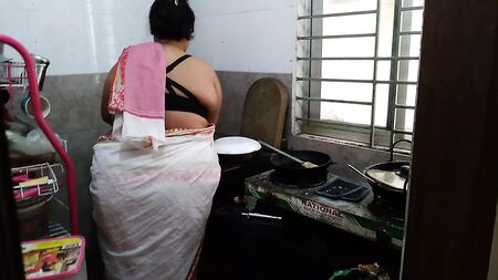 (Tamil Maa Ki Jabardast Chudai Beta) Madrastra desi sexy follada en la cocina - Audio en hindi