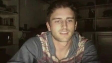 Vídeo de un chico guapísimo gay masturbándose