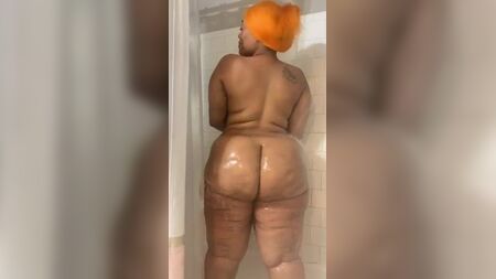 Solo mstell93, también conocido como synsationn: ducha con un trasero enorme