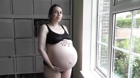 Una enorme barriga de embarazada con gemelos