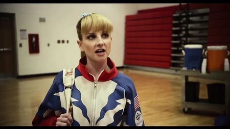 La famosa Melissa Rauch se atreve con un look atrevido en Bronze