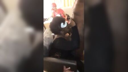 Madrastra negra de edad madura le hace una mamada a un stripper en una fiesta