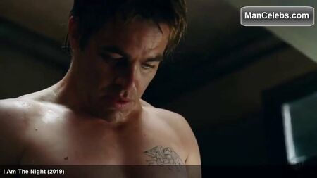 Chris Pine luce un look sexy sin camiseta