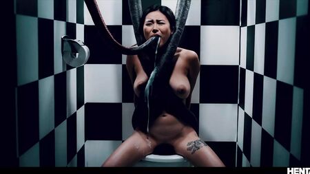 Hentai de la vida real: a Rae Lil Black le dan una buena follada en la boca y le echan una buena corrida dentro