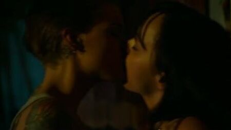 Christina Ricci y Ruby Rose - Around the Block