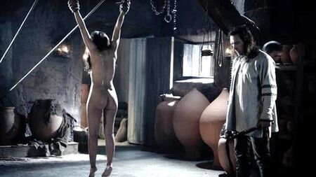 Escenas de sexo y desnudos de «La catedral del mar»