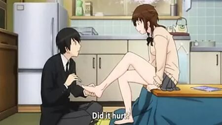 Escena de fetichismo de pies en el anime, corte de uñas