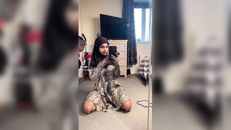 TikTok de Yasmina Khan con un consolador y desnuda